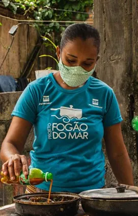 Uma mulher preparando comida