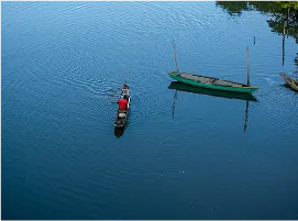 Três Canoas de pesca em águas calmas