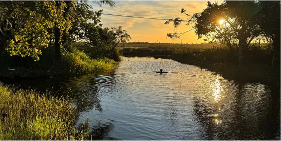 Canoa de pesca em um mar calmo ao por do sol em um pequeno lago